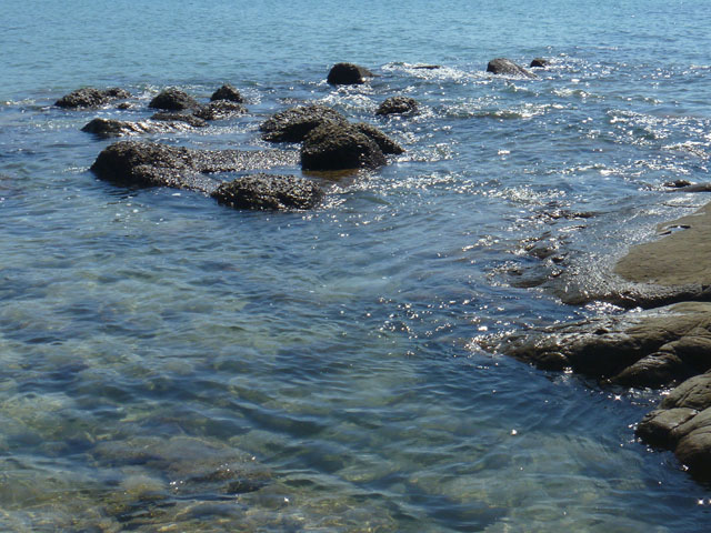 海辺の岩場の写真画像