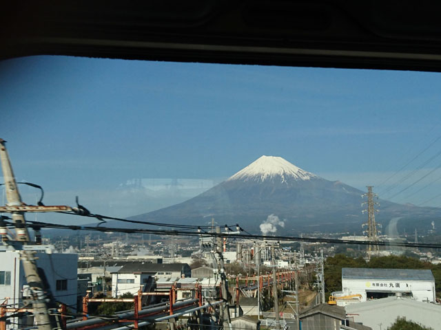 車窓から見た富士山の写真画像