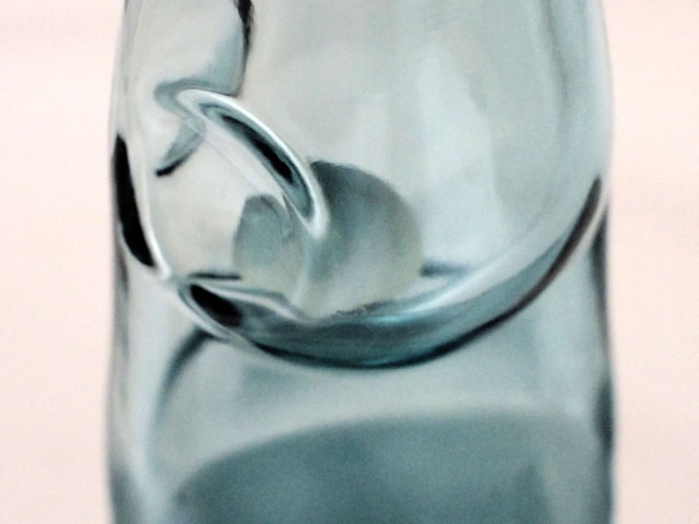 ラムネ瓶のアップの写真画像