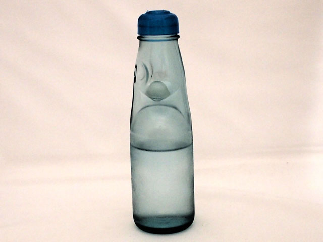 ラムネ瓶の全景の写真画像