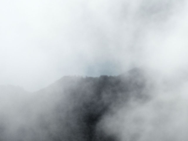 霧がかった山の写真画像